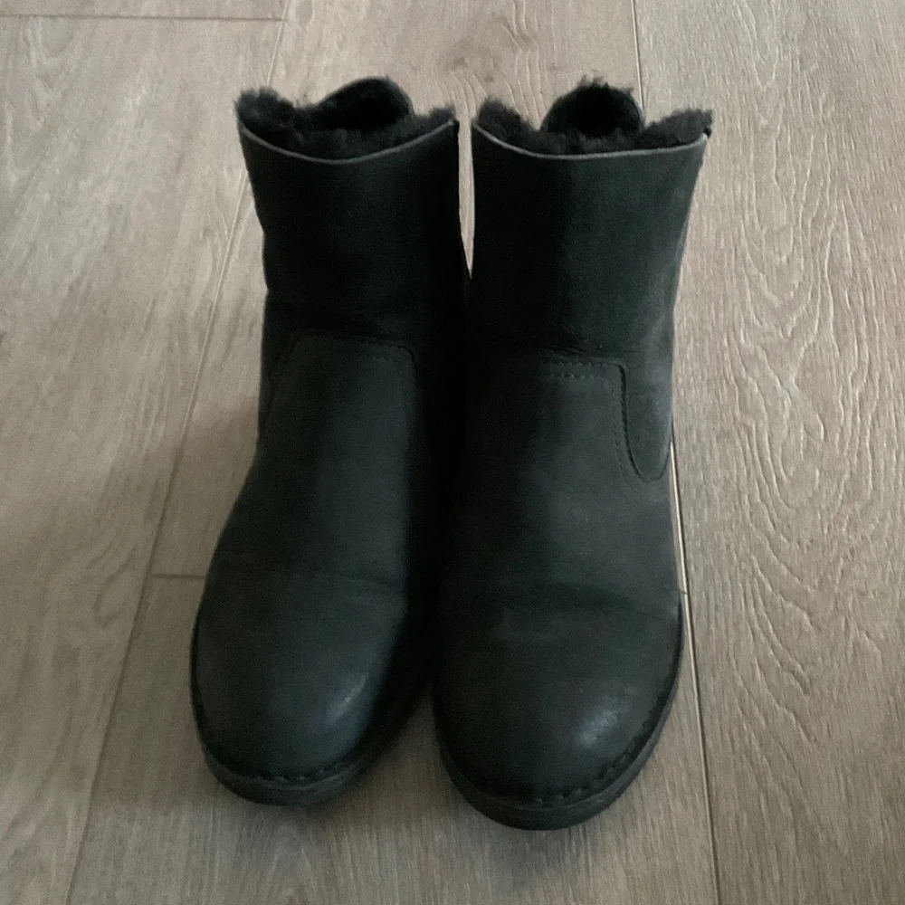 UGG Naiyah Black Suede Boot Size 6.5 EUC